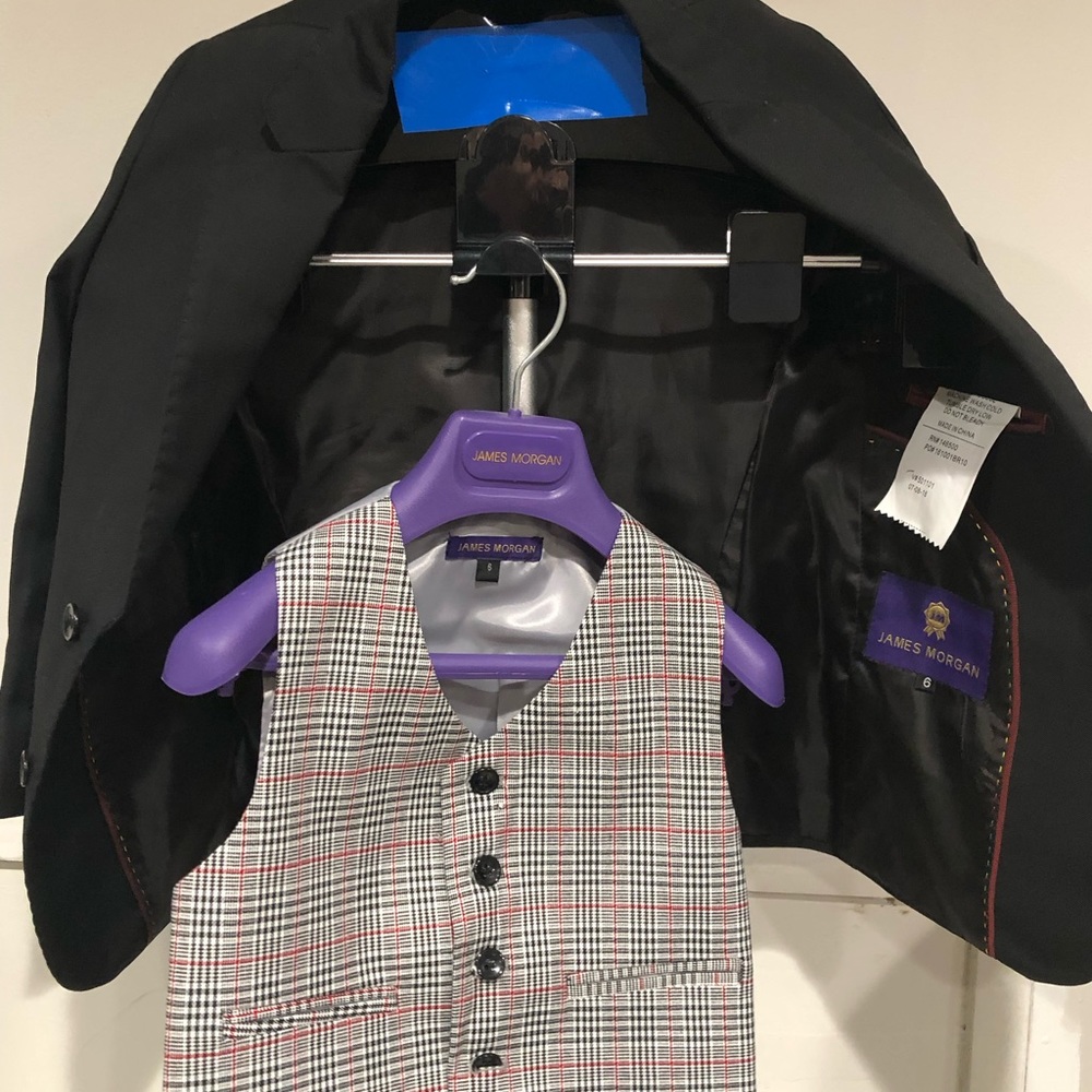 Boys bested suit/James Morgan
